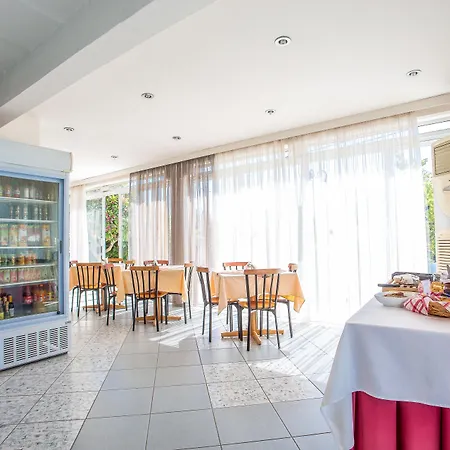 Irinna מלון דירות פליראקי