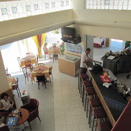 Irinna מלון דירות 3*