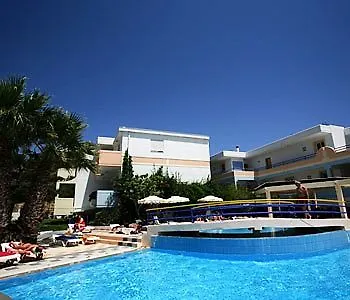 Irinna מלון דירות 3*