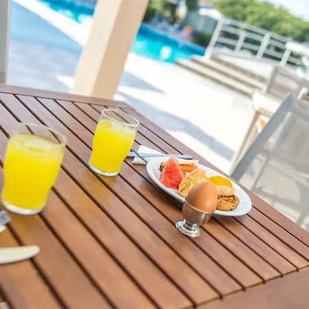 Irinna Aparthotel 3*