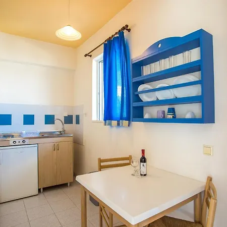 מלון דירות Irinna 3*