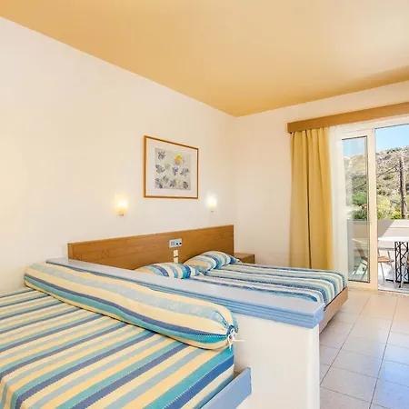 מלון דירות Irinna 3*